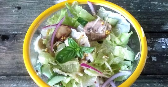 Салат с айсбергом и шампиньонами