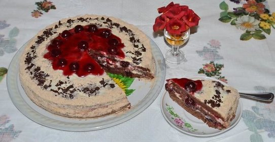 Шоколадный торт с вишней и сметанным кремом