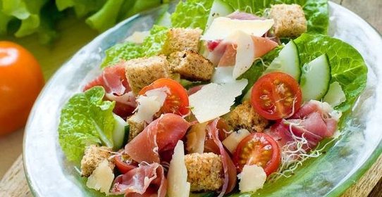 Салат с ветчиной и гренками