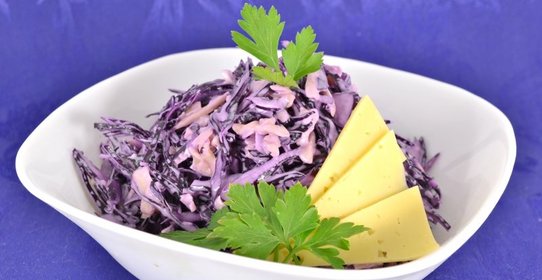 Салат из краснокочанной капусты с сыром