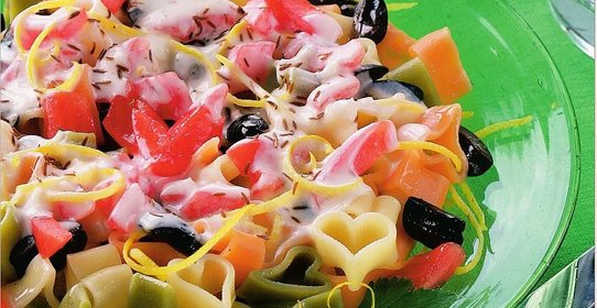 Ближневосточный салат с хумусом и маслинами