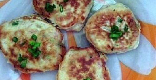 Оладушки с сыром колбасой и зеленью