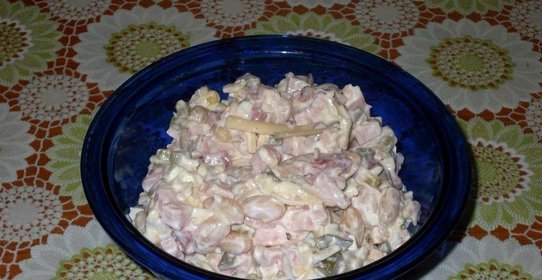 Салат с ветчиной и белой фасолью