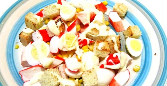 Салат из крабовых палочек с гренками