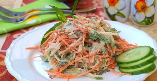 Салат из моркови, редиса и огурца