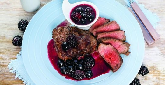 Говяжья вырезка с ягодным соусом