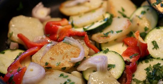 Запеченные кабачки с картофелем