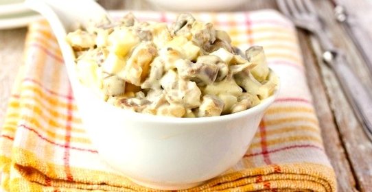 Салат с шампиньонами, куриными желудочками и яйцами