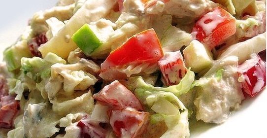 Салат из пекинской капусты с овощами и куриной грудкой