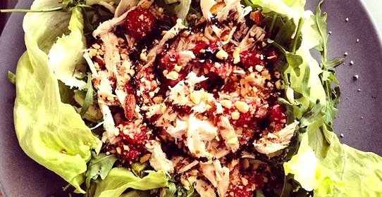 Салат из курицы и клубники