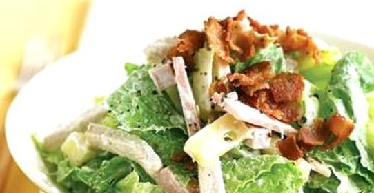 Салат с беконом, индейкой и сыром