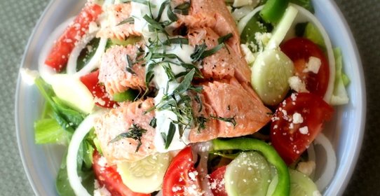 Греческий салат с семгой