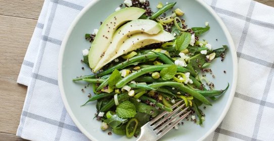 Киноа с стручковой фасолью и авокадо