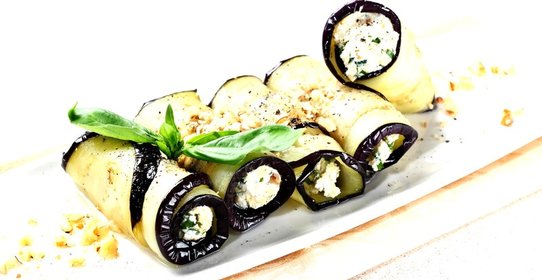Рулетики из баклажанов с зеленью и сырным кремом