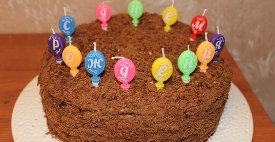 Шоколадный медовик с черносливом