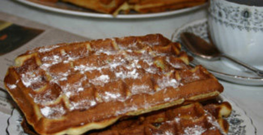 Творожные вафли с яблоками и изюмом