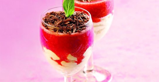 Мраморный клубничный творог