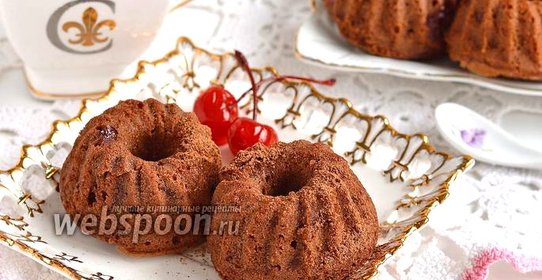 Шоколадные маффины с консервированной вишней