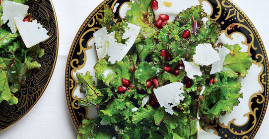 Салат с капустой кале, гранатом и рикоттой