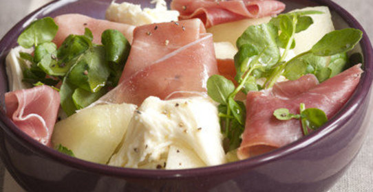 Салат из дыни с пармской ветчиной