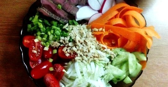 Острый овощной салат с говядиной