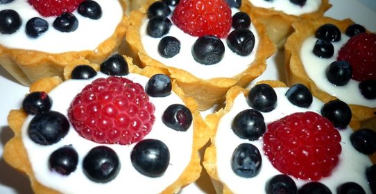 Тарталетки с творожным кремом и ягодами