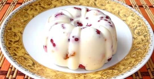 Сметанный десерт с яблоками