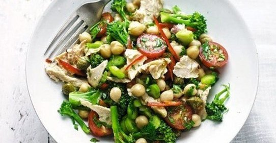 Салат с тунцом, брокколи и нутом