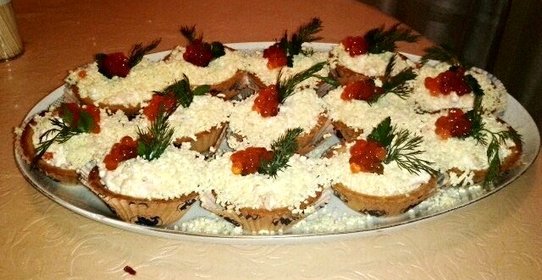 Салат с креветками и красной икрой в тарталетках