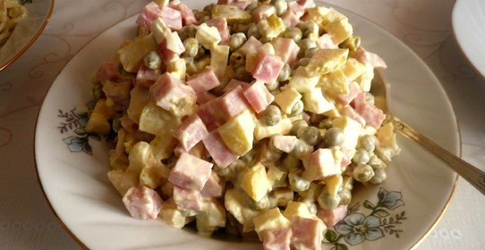 Салат с ветчиной и яблоком