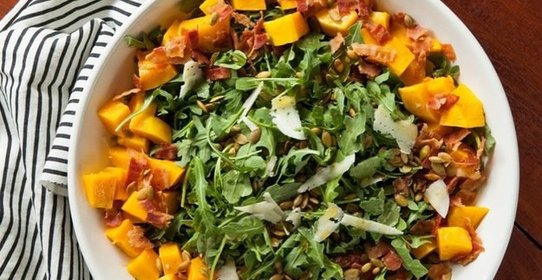 Салат из тыквы с рукколой и беконом