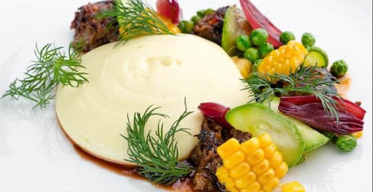 Козленок с картофельным пюре