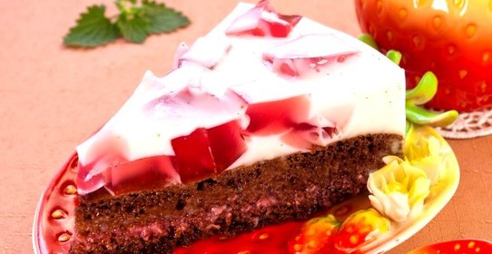 Шоколадный торт с молочно-клубничным желе