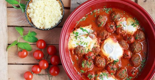 Тажин с кефта из баранины, помидорками черри и яйцами в томатном соусе