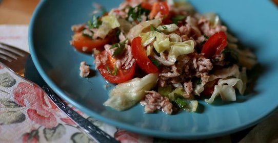 Невероятно сочный салат с тунцом
