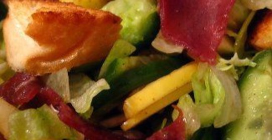 Теплый хрустящий салат с бастурмой, крутонами и свежими шампиньонами