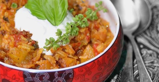 Кабачок с рисом и йогуртовым соусом по-турецки