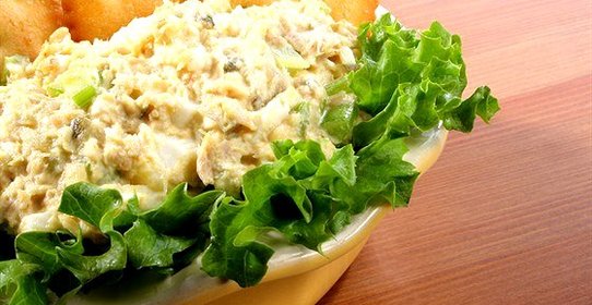 Салат с рыбой и сухариками