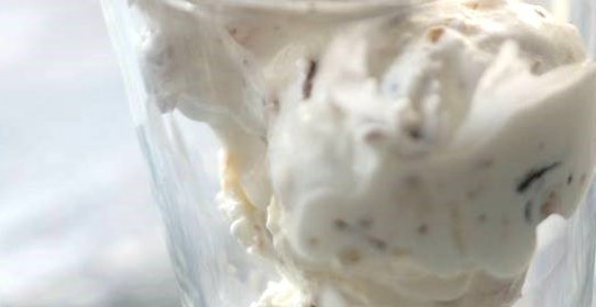 Мороженое с ромом и сухофруктами