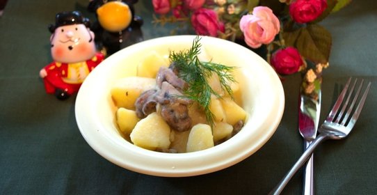 Картофель, тушеный с грибами