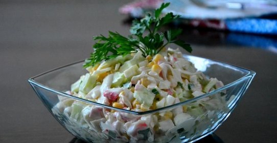 Салат с капустой, огурцом и кукурузой