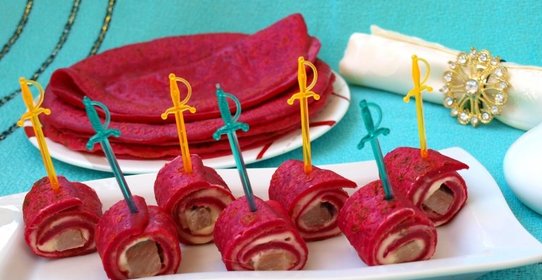 Свекольные блинчики с сельдью и сливочным сыром