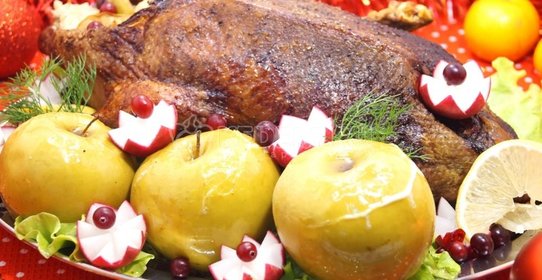 Запеченная утка с яблоками