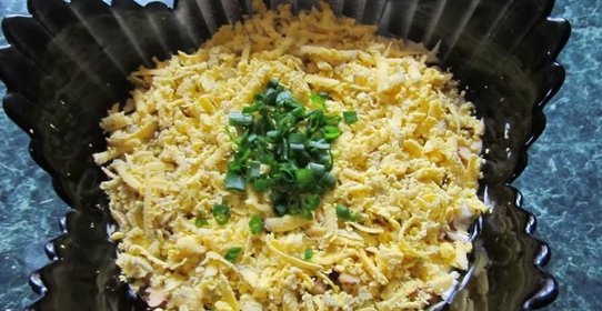 Салат Нежность с курицей огурцами и черносливом