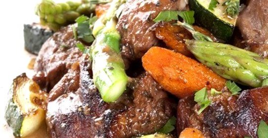 Кролик с овощами в красном вине