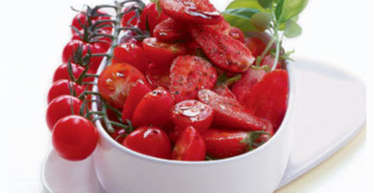 Салат из клубники и помидоров черри