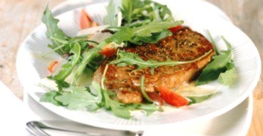 Салат из рукколы с холодным стейком и рокфором