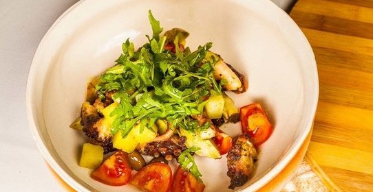 Салат с осьминогом