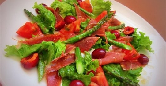 Салат с хамоном и черешней по испанским мотивам