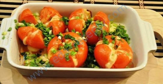 Запеченные помидоры фаршированные сыром в духовке